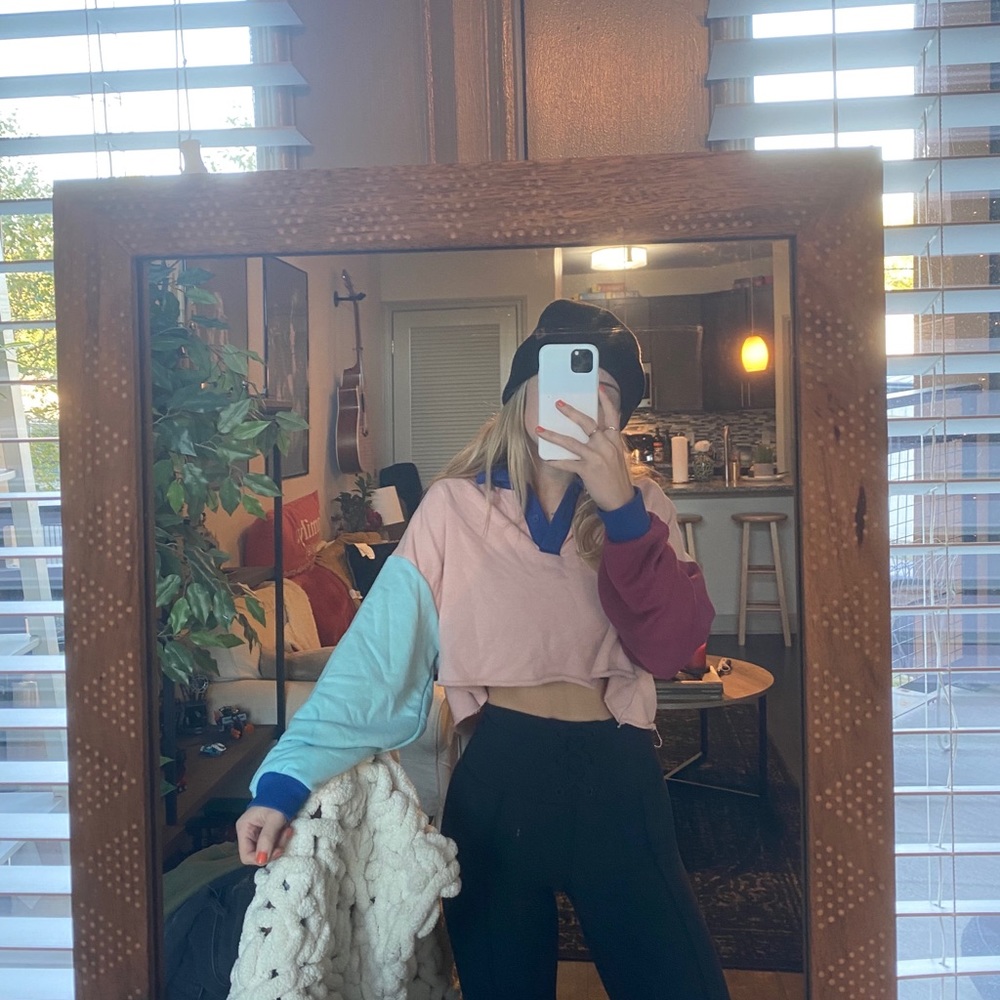 Color-block cropped sweatshirt!